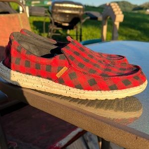 Woman’s size 8 hey dudes